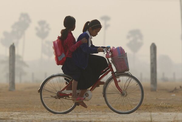 Школьники из деревни Прей-Кла в Камбодже на пути в школу