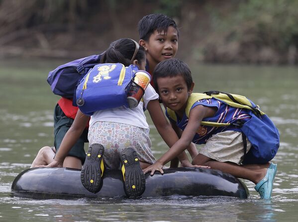 Филиппинские школьники плывут в школу