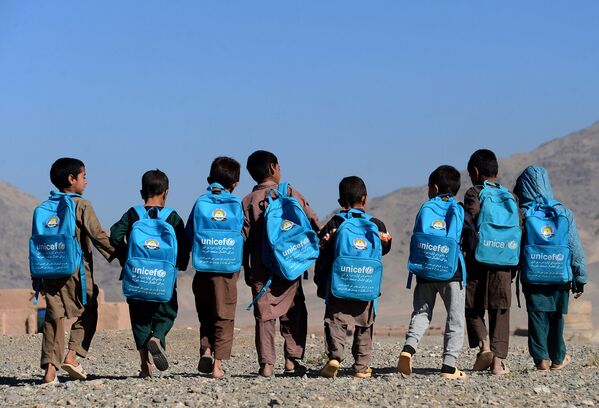 Дети идут в школу на окраине Герата в Афганистане