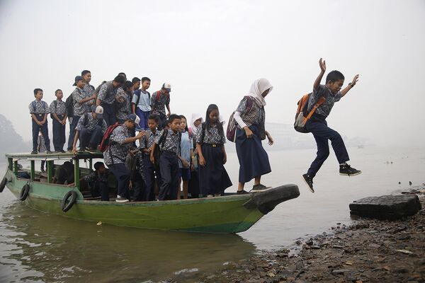 Дети приплыли в школу в индонезийском Палембанге