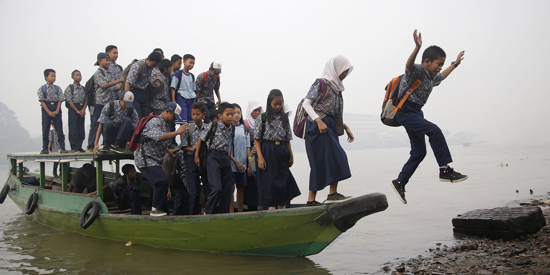 Дети приплыли в школу в индонезийском Палембанге - ИноСМИ, 1920, 21.04.2023