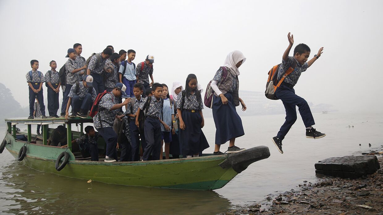 Дети приплыли в школу в индонезийском Палембанге