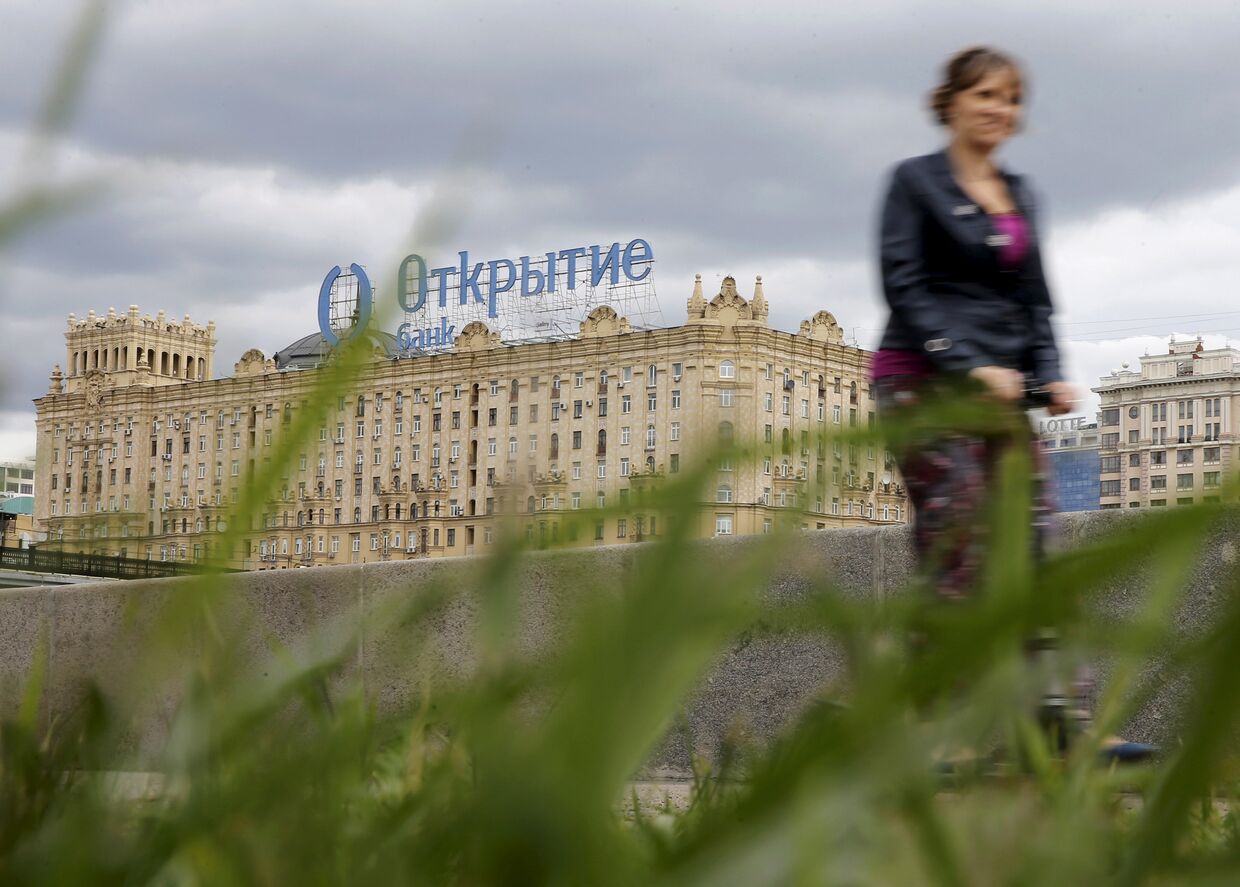 Реклама банка «Открытие» на крыше здания в Москве