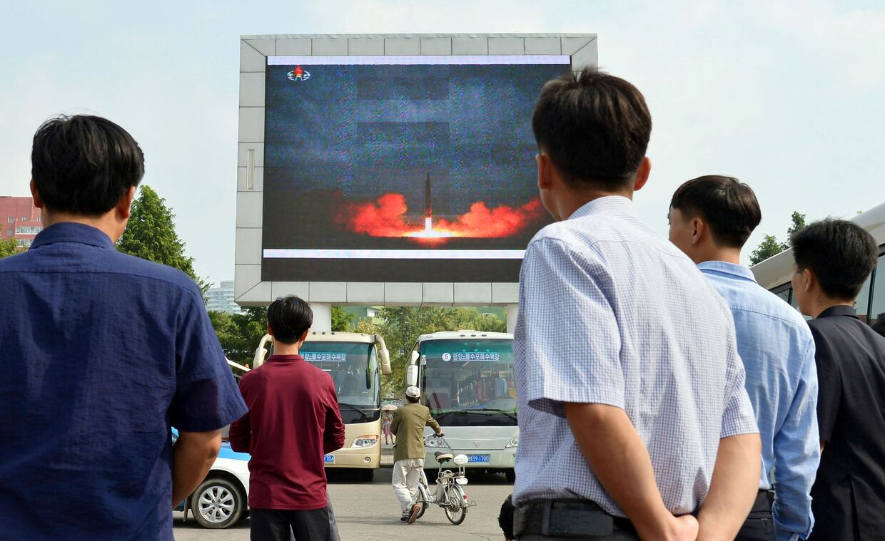 Запуск северокорейской ракеты «Хвасонг-12» на экране в Пхеньяне