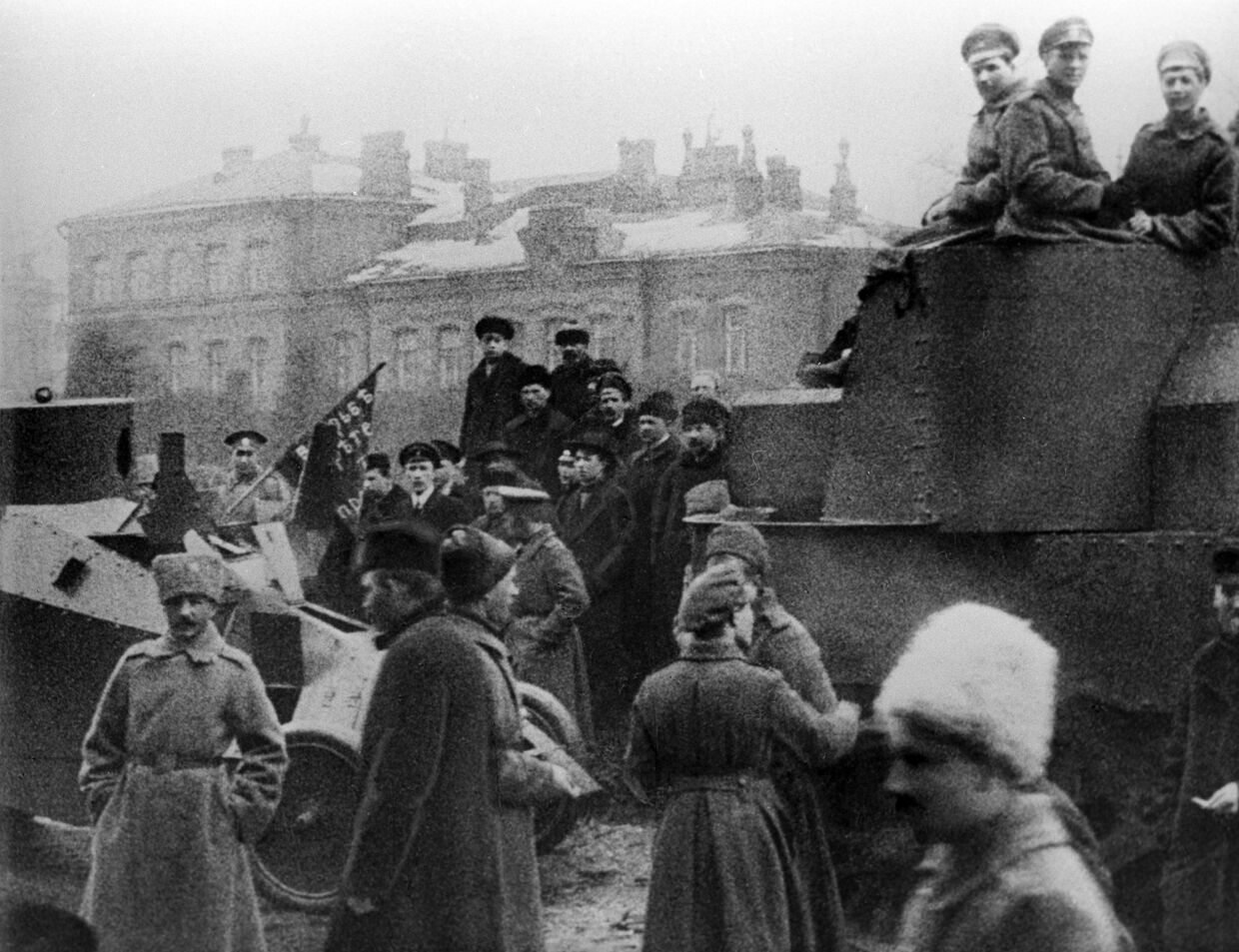 Бойцы Красной армии на улицах Петрограда в октябрьские дни 1917 года