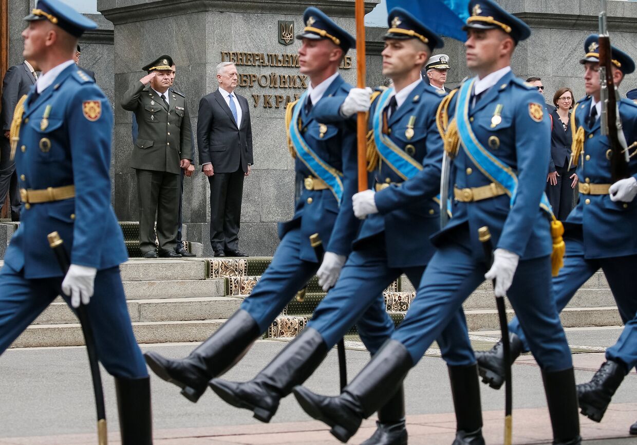 Министр обороны США Джеймс Мэттис и министр обороны Украины Степан Полторак на параде в честь Дня независимости в Киеве. 24 августа 2017