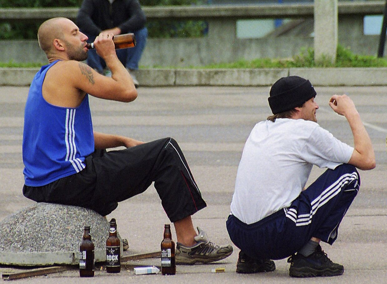 Мужчины пьют пиво в Таллине
