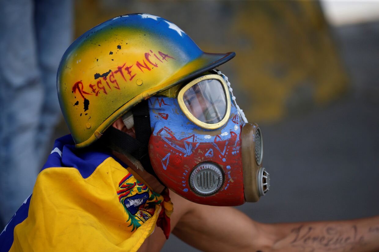Демонстрант во время антиправительственного митинга в Каракасе