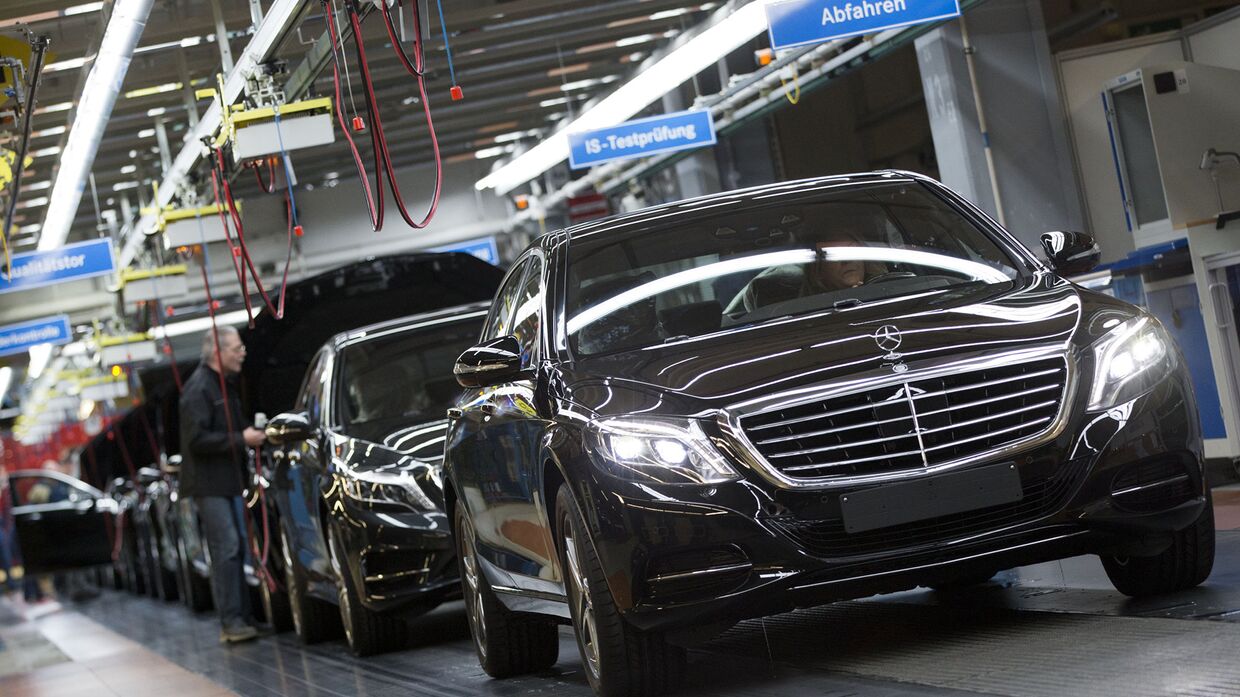Производство автомобилей на заводе Mercedes в Зиндельфинген