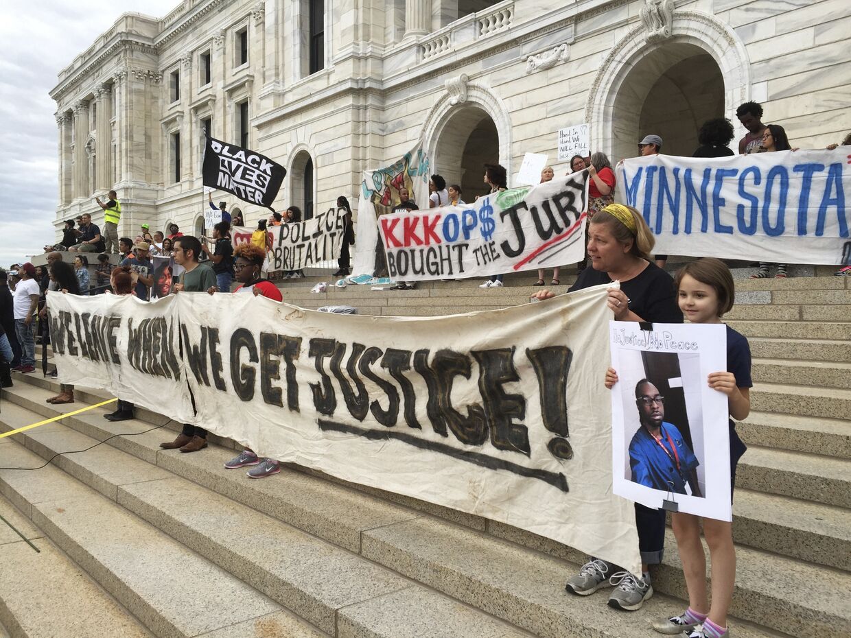 Акция протеста против решения суда оправдать полицейского, застрелившего афроамериканца, в Сент-Поле, Миннесота, США. 16 июня 2017