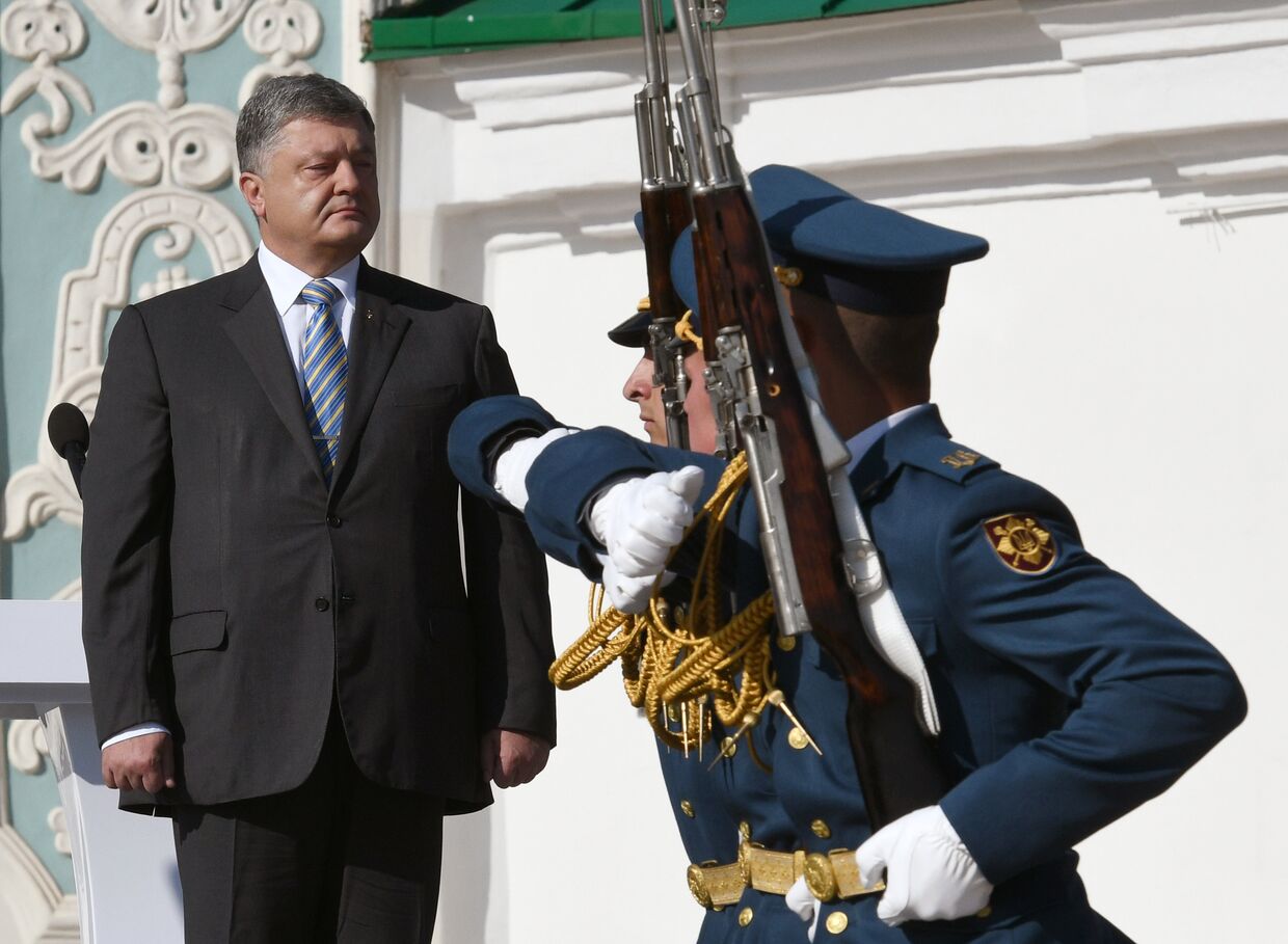 Президент Украины Петр Порошенко принимает участие в праздновании «Дня флага» в Киеве