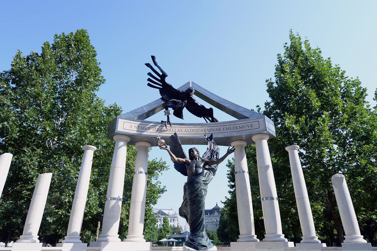 Памятник жертвам оккупации Вернгии нацисткой Германией на площади Свободы в Будапеште