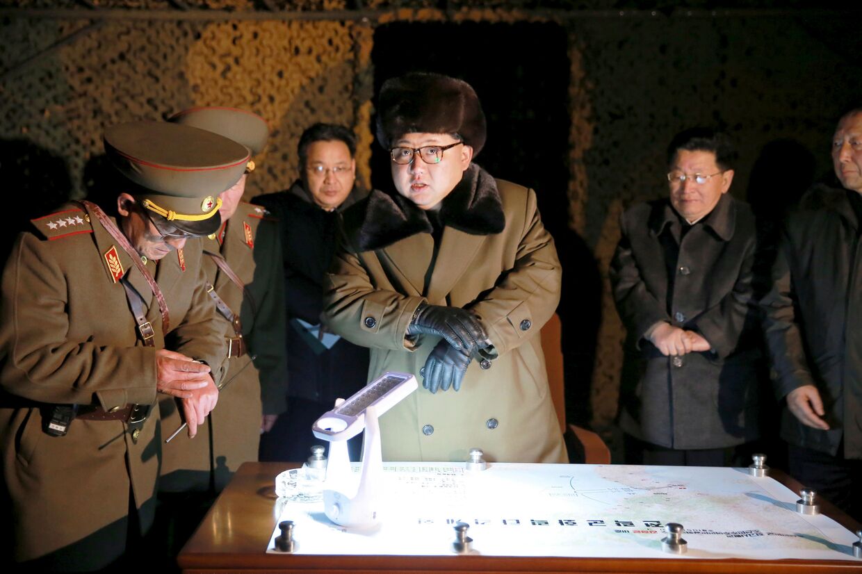 Северокорейский лидер Ким Чен Ын во время военных учений в Северной Корее