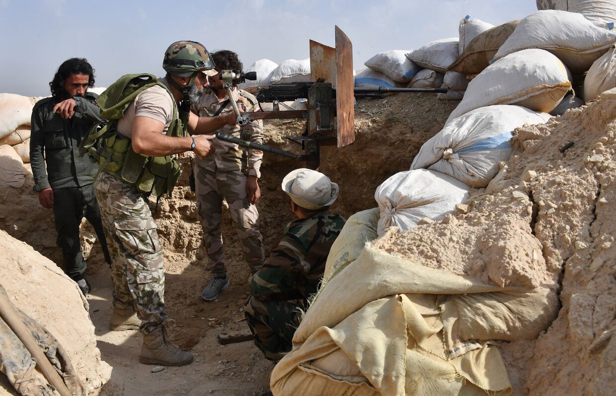 Сирийские военные на передовых позициях на окраине Дейр-эз-Зора