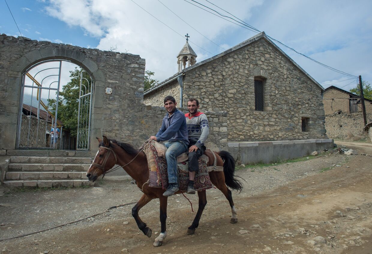 Мужчины в городе Гадруте самопровозглашенной Республики Нагорный Карабах