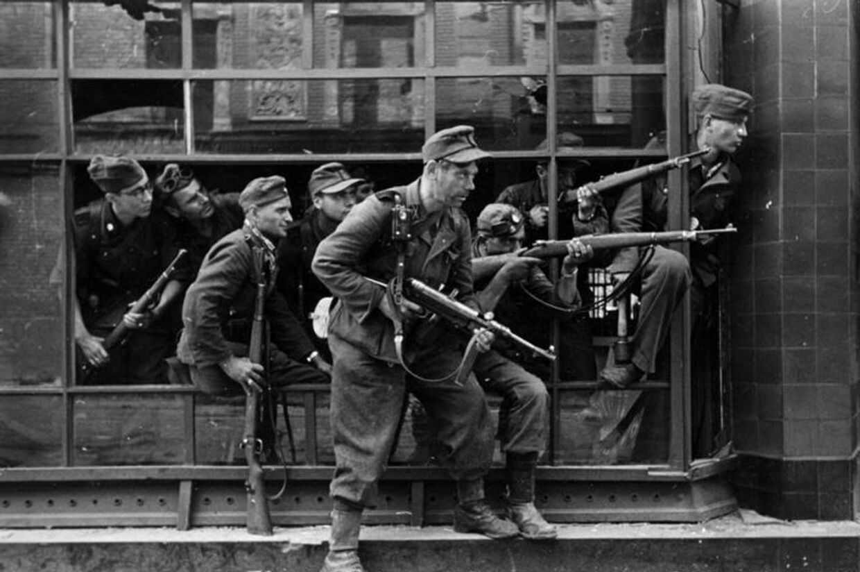 Немецкие солдаты на улицах Варшавы, 1944-ый год