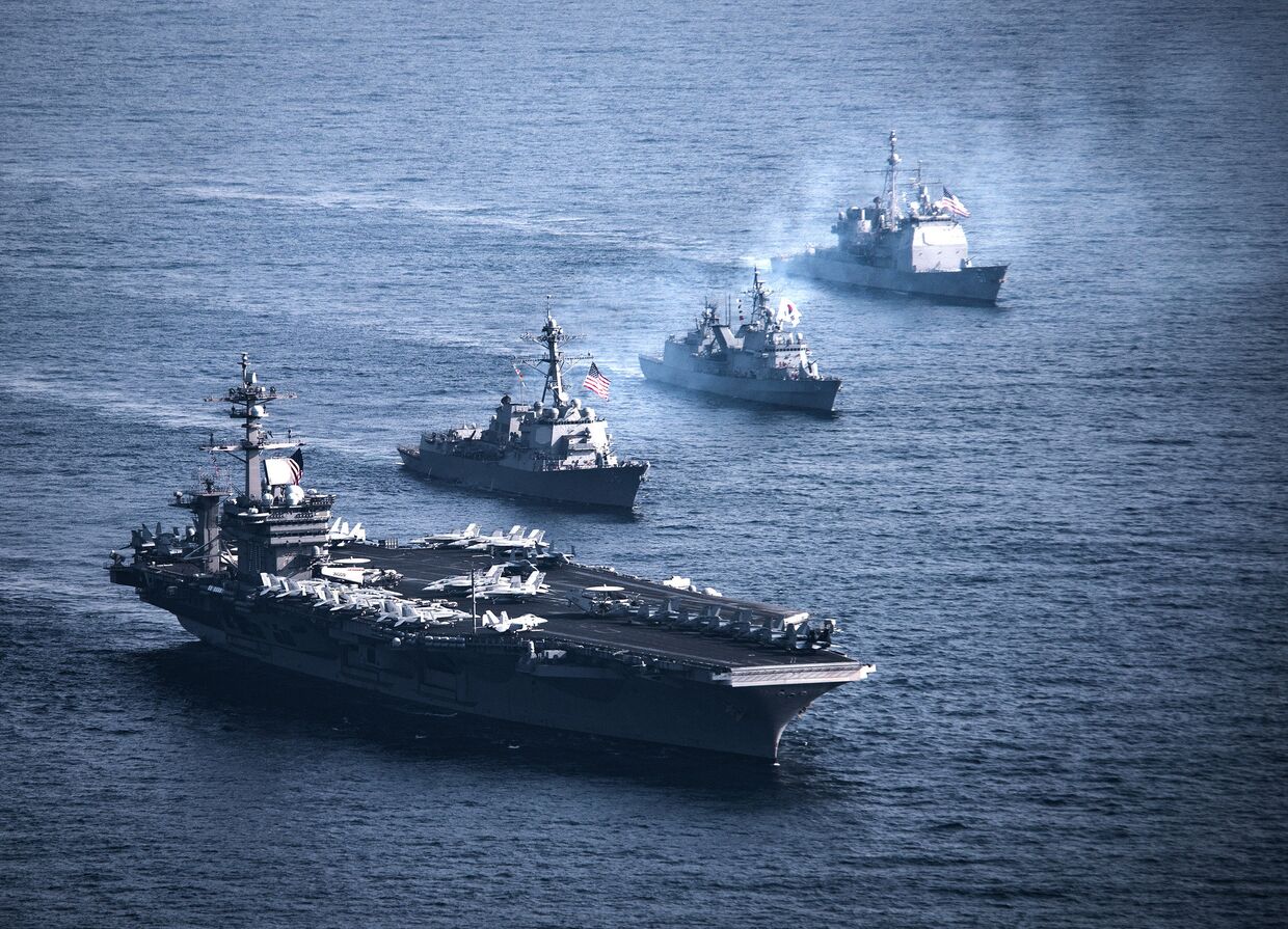 Американские и южнокорейские корабли на военных учениях