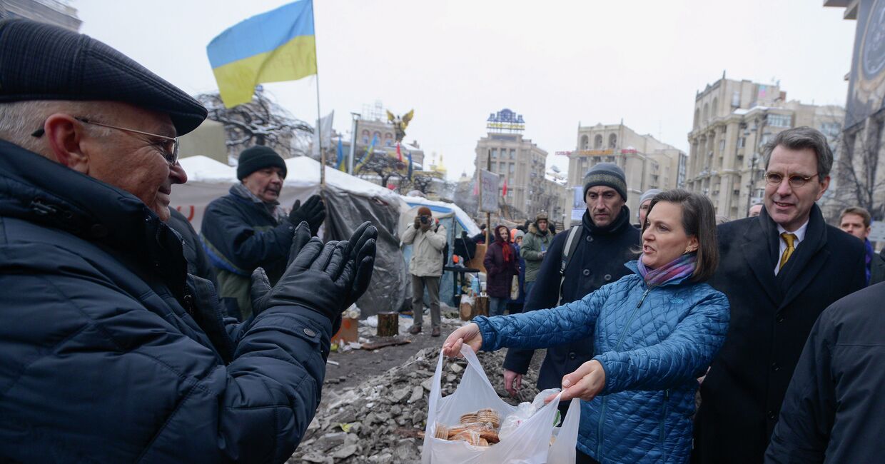 Помощник госсекретаря США по вопросам Европы и Евразии Виктория Нуланд и посол США в Украине Джеффри Пиатт на Майдане. 11 декабря 2013