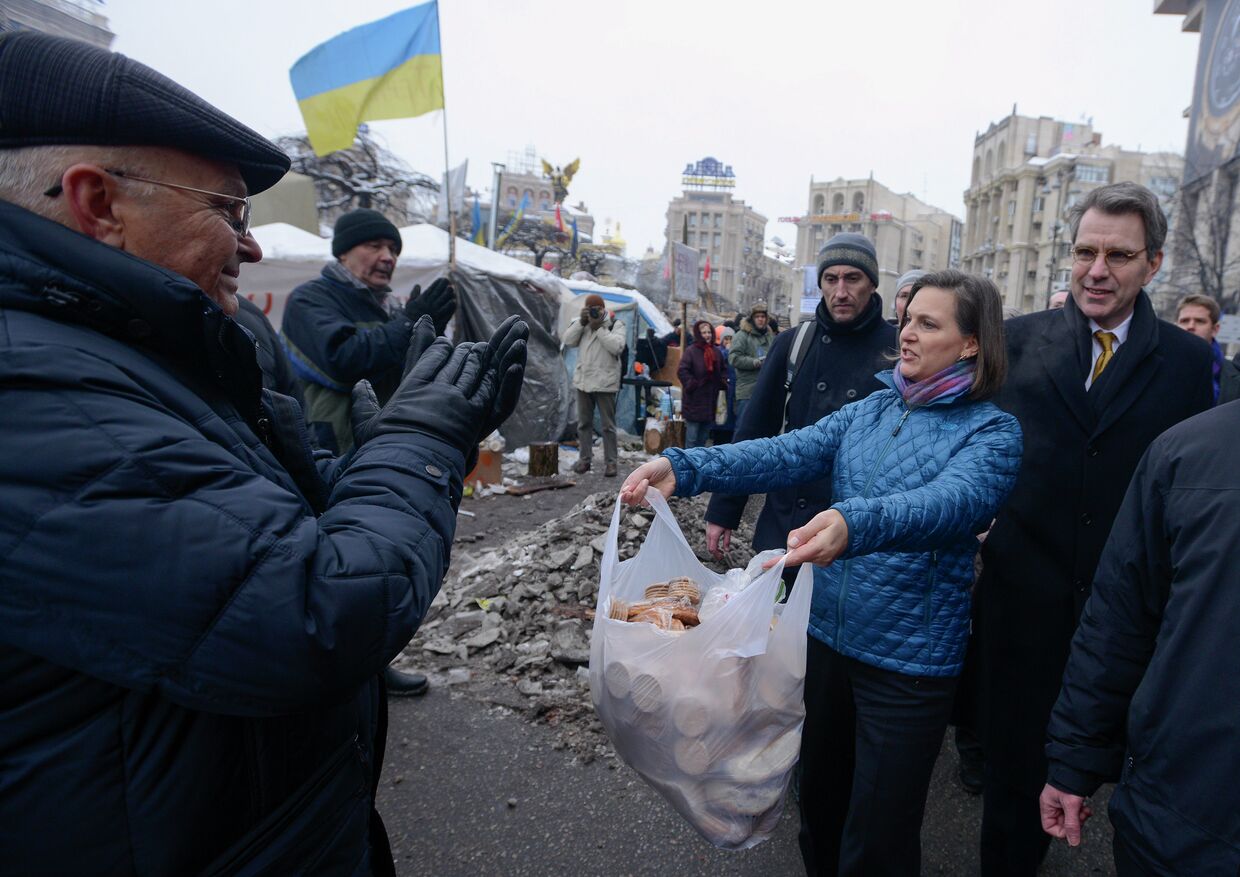 Помощник госсекретаря США по вопросам Европы и Евразии Виктория Нуланд и посол США в Украине Джеффри Пиатт на Майдане. 11 декабря 2013