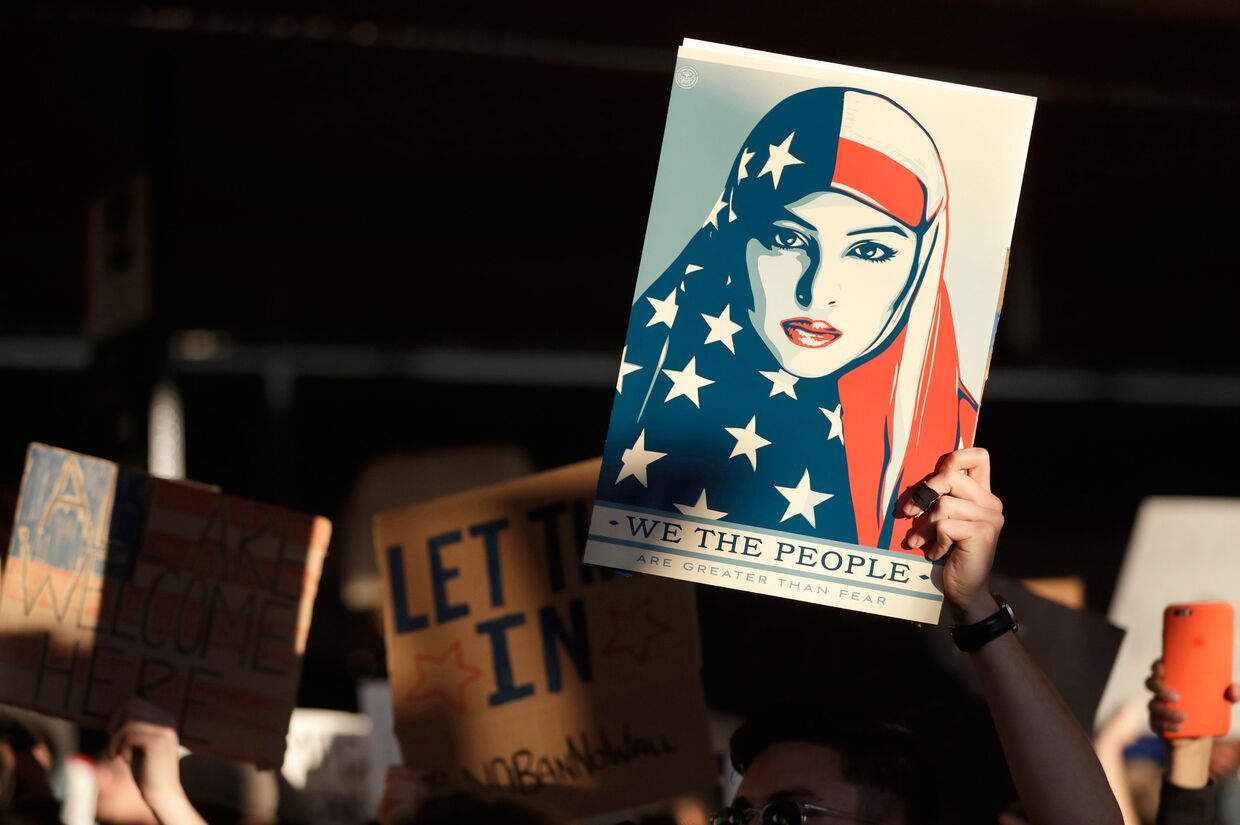 Акция протеста против иммиграционного указа Трампа в Международном аэропорту Сан-Франциско