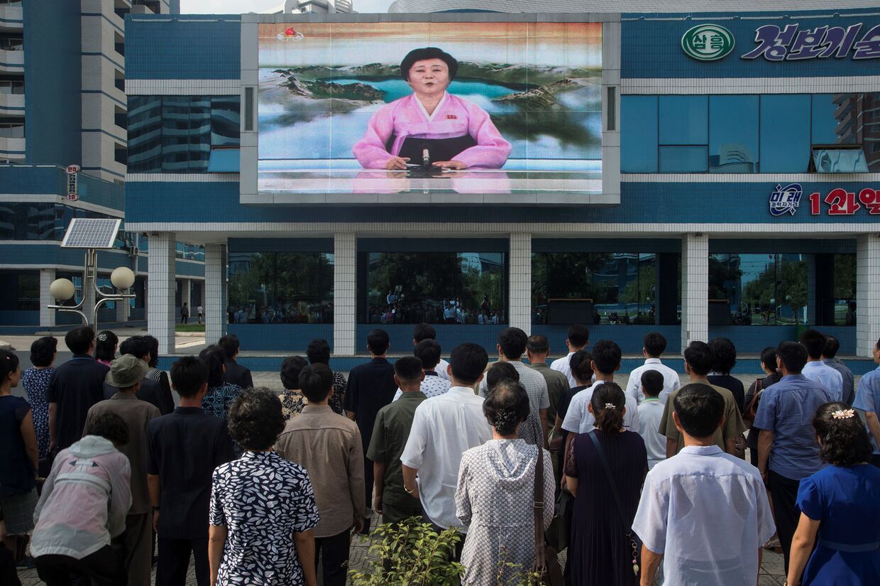 Жители Пхеньяна смотрят новости, передаваемые ведущей Ри Чун Хи