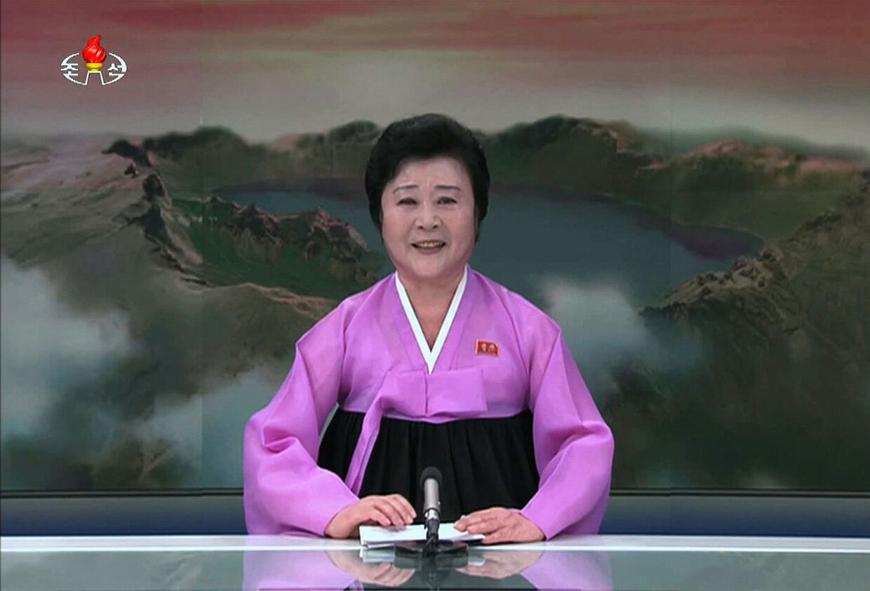 Ведущая новостей на северокорейском телевидении Ри Чун Хи
