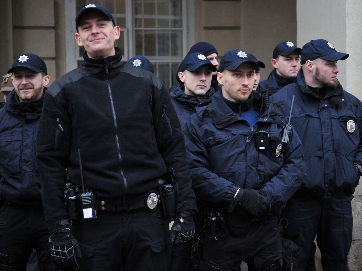 Сотрудники полиции Украины в оцеплении на антиправительственной акции националистической партии УНА-УНСО во Львове