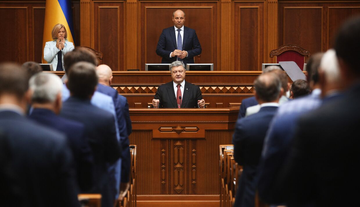 Президент Украины Петр Порошенко во время выступления на заседании Верховной рады Украины в Киеве.