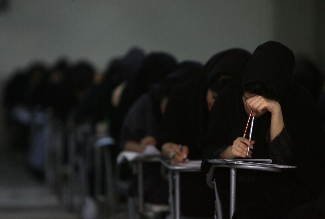 Иранские школьники сдают вступительный экзамен в университете в Тегеране