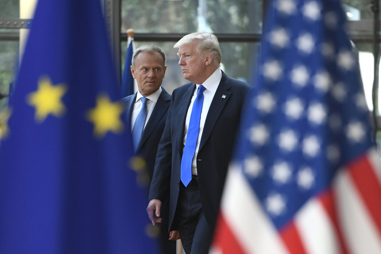 Президент Европейского совета Дональд Туск беседует с президентом США Дональдом Трампом. Брюссель, 25 мая 2017