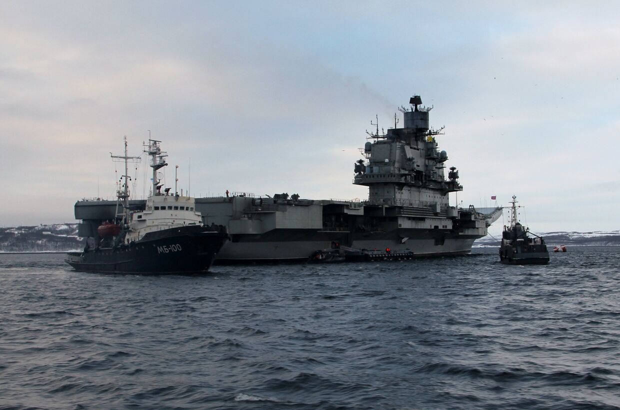 Во время торжественной встречи авианесущего крейсера Адмирал Кузнецов в Североморске. 9 февраля 2017