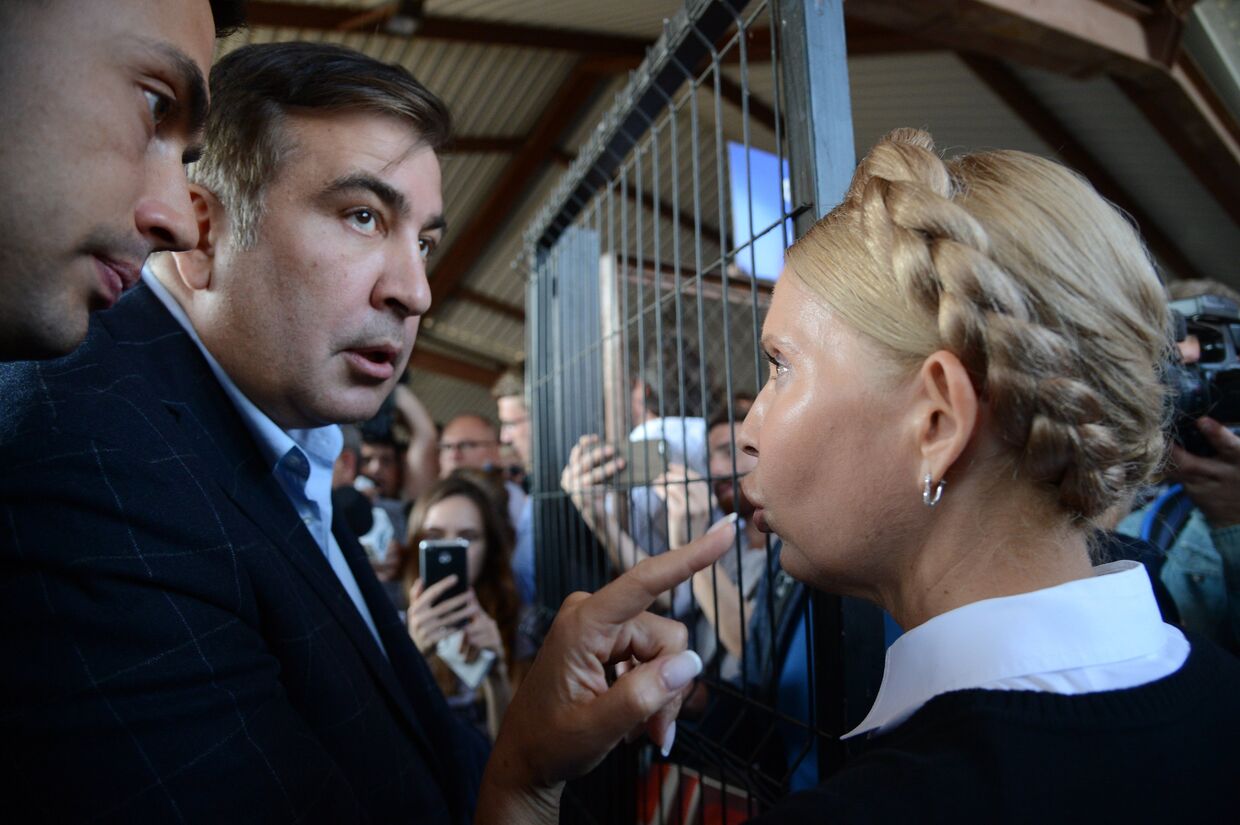 Михаил Саакашвили и лидер всеукраинского объединения Батькивщина Юлия Тимошенко на железнодорожном вокзале в польском Пшемышле. 10 сентября 2017