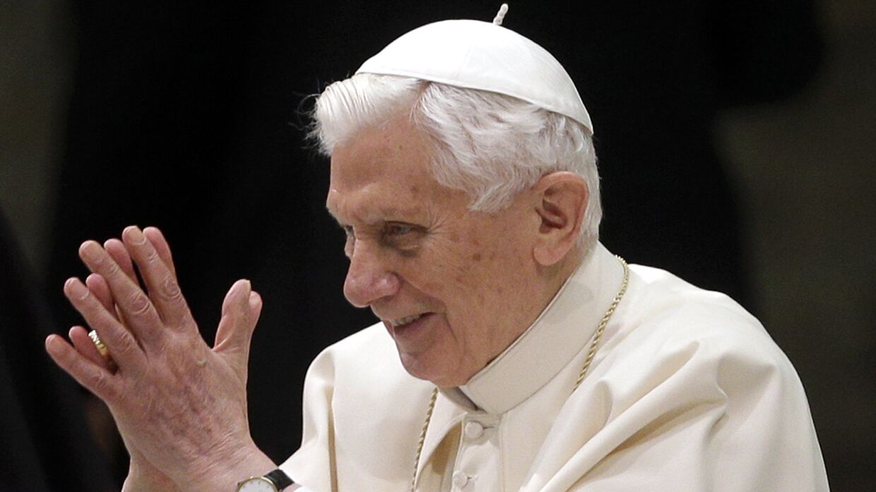 Папа римский Бенедикт XVI в Ватикане