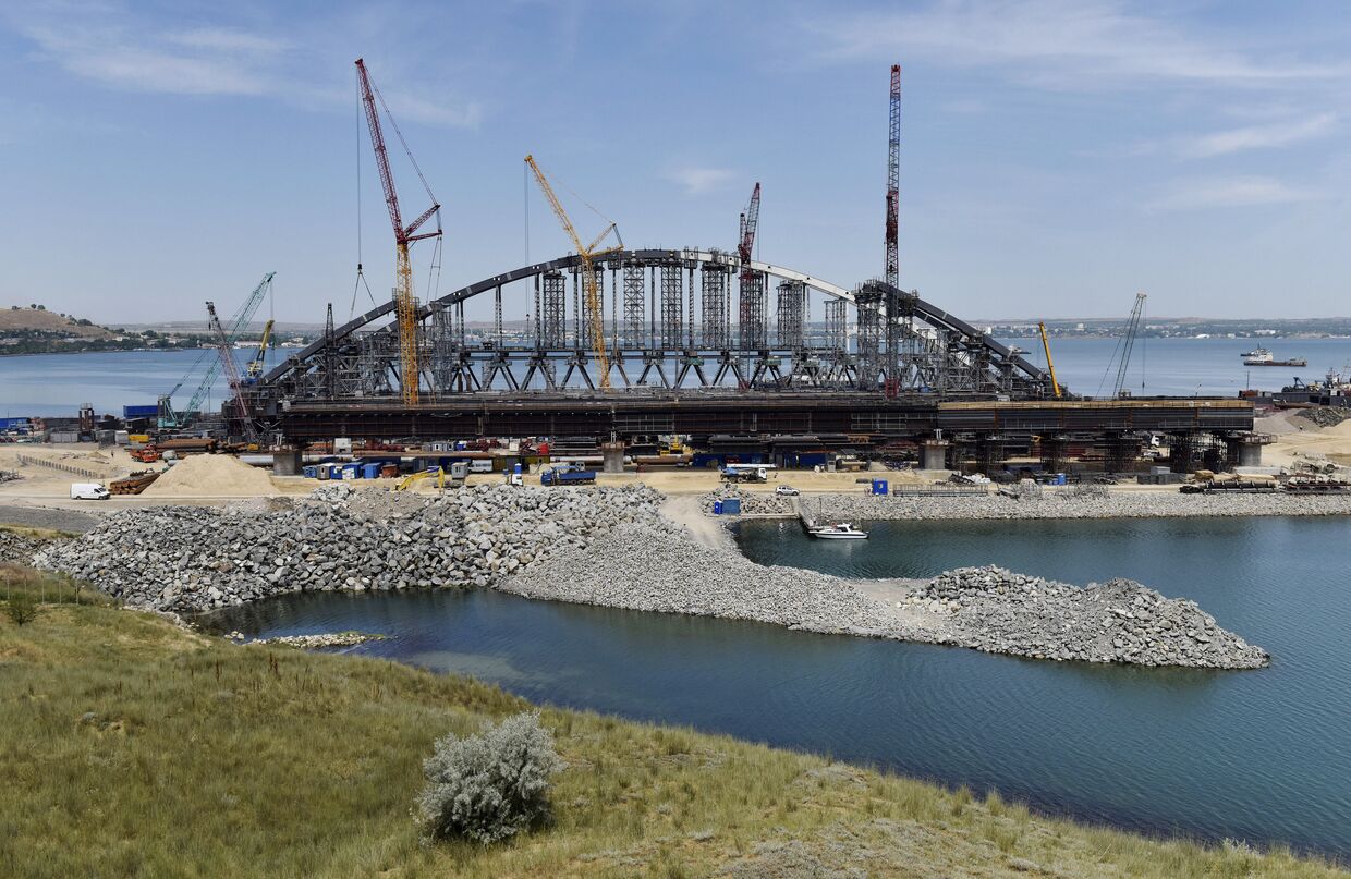 Завершение сборки судоходной арки железнодорожной части Керченского моста в Крыму. 20 июня 2017