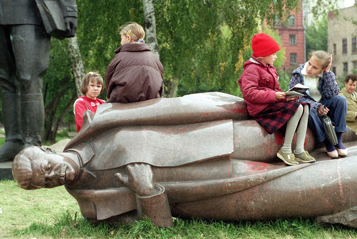 Московские школьники на статуе Сталина в парке