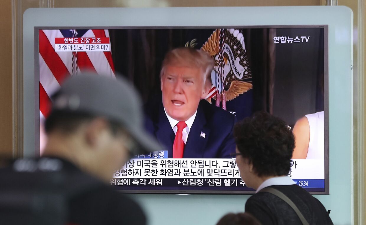 Президента США Дональд Трамп на экране на улице Сеула, Южная Корея