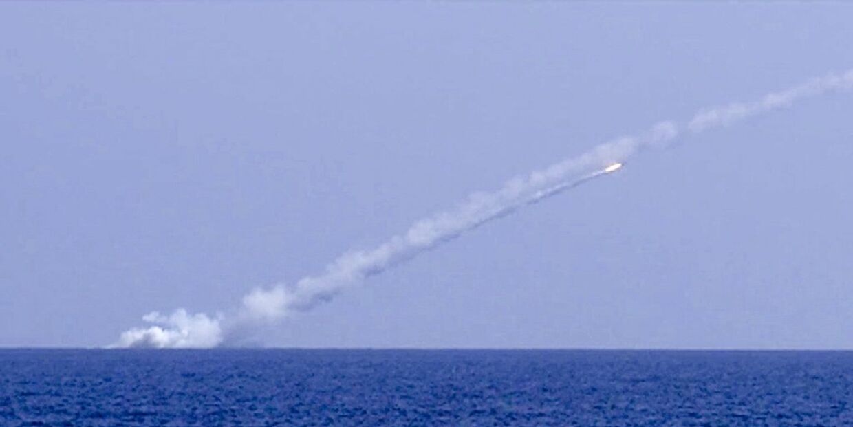 Запуск крылатой ракеты Калибр по объектам Исламского государства (ИГ, запрещена в РФ) в Сирии. 14 сентября 2017