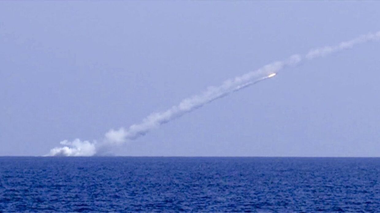 Запуск крылатой ракеты Калибр по объектам Исламского государства (ИГ, запрещена в РФ) в Сирии. 14 сентября 2017