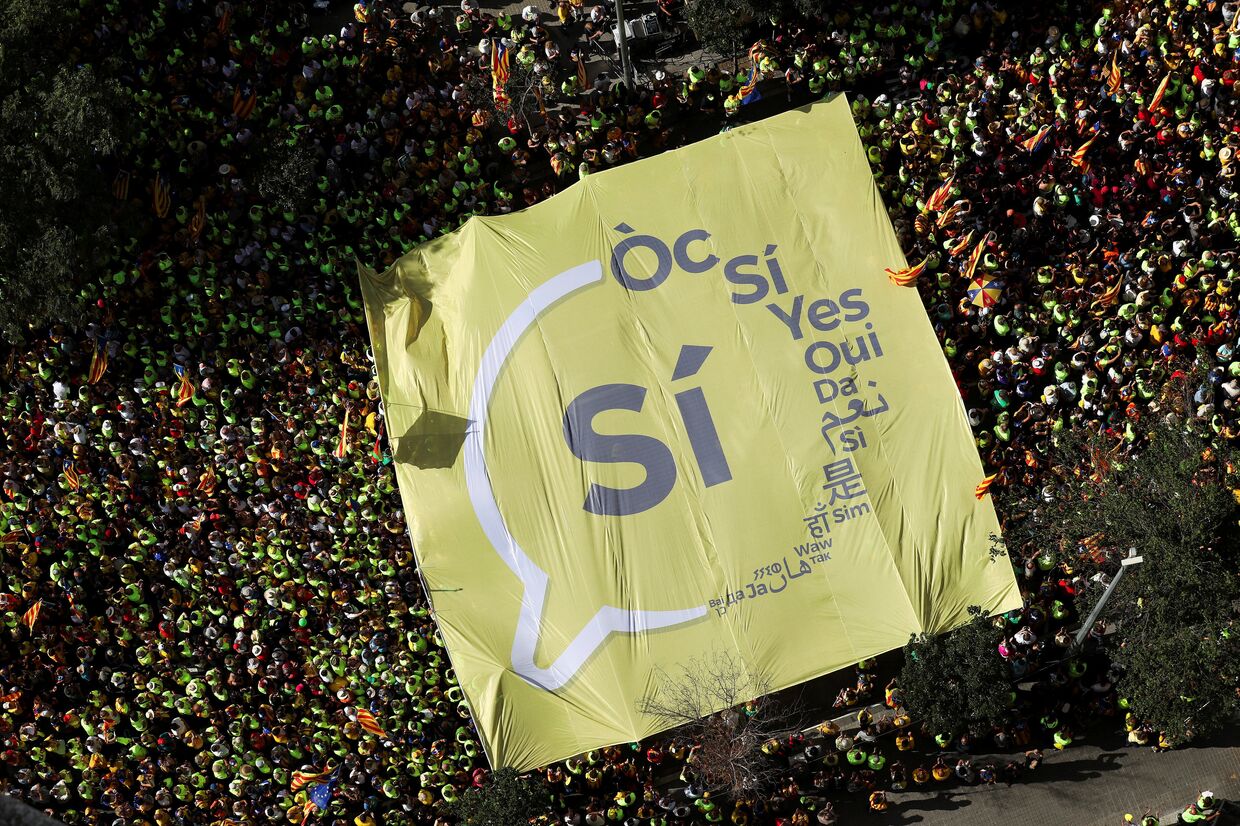 Плакат с призывом голосовать за независимость Каталонии на митинге в Национальный день Каталонии