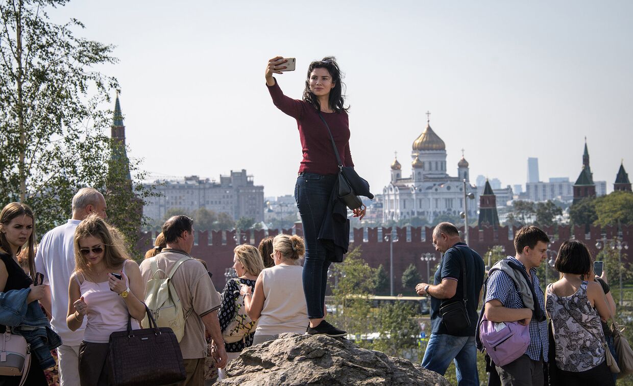 Посетители парка «Зарядье» в Москве