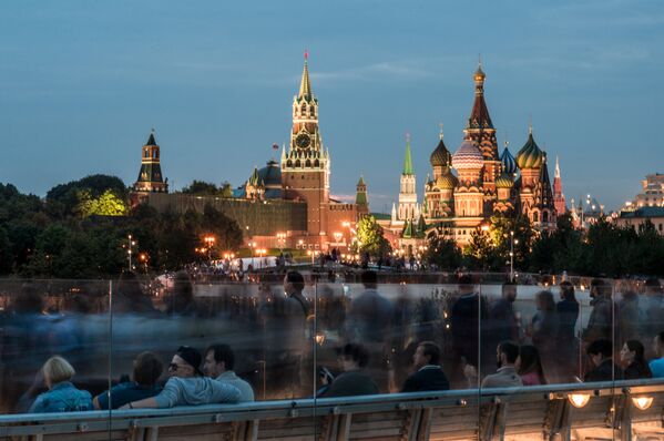 Посетители парка «Зарядье» в Москве
