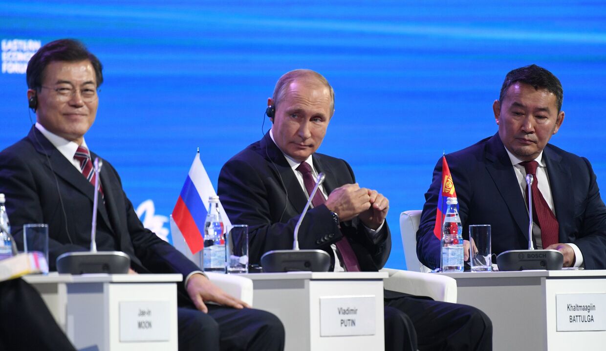 Президент РФ Владимир Путин, президент Монголии Халтмагийн Баттулга и президент Республики Корея Мун Чжэ Ин на пленарном заседании III Восточного экономического форума во Владивостоке