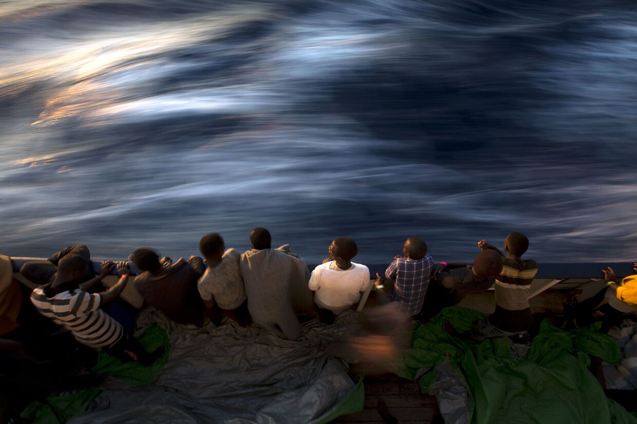 Беженцы на палубе спасательного судна в Средиземном море
