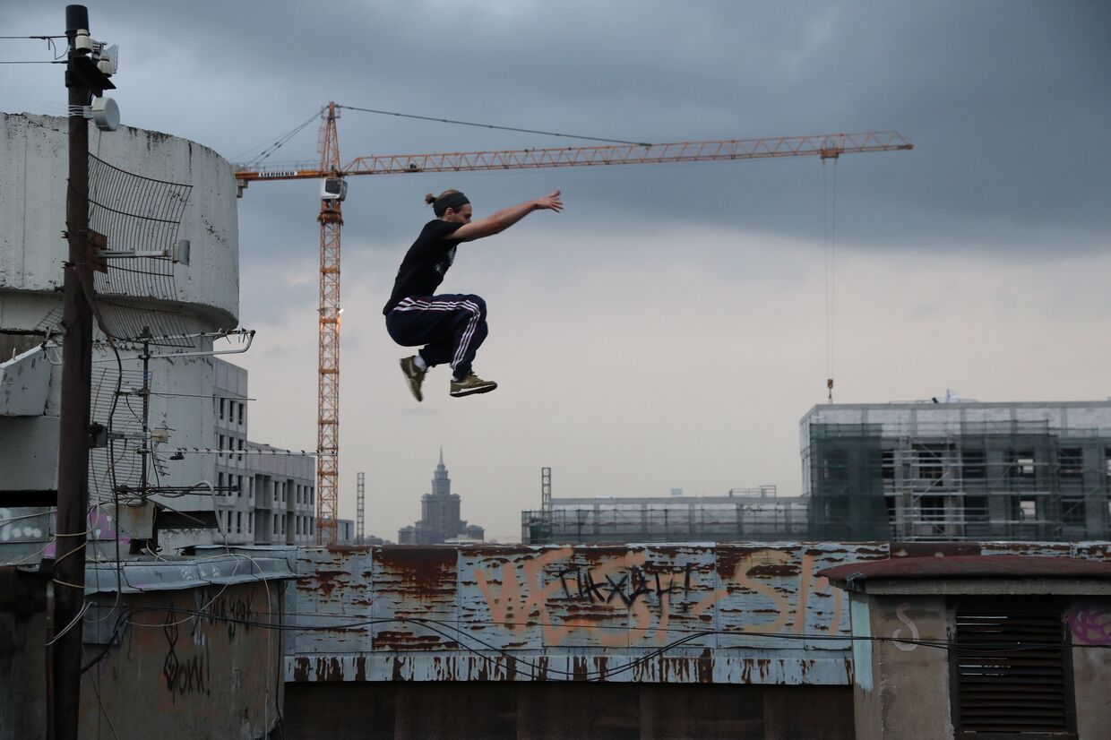 Исследователи московских крыш бросают вызов смерти и гравитации