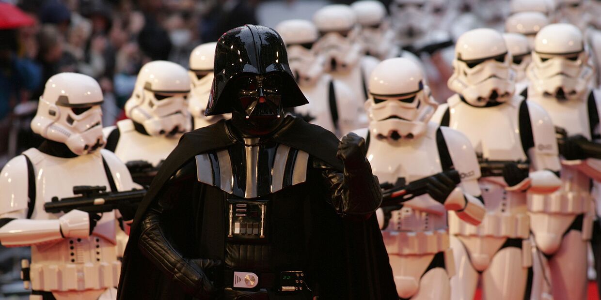 Фанаты Звездных Войн, одетые как Дарт Вейдер и штурмовики на премьере нового эпизода фильма в Лондоне