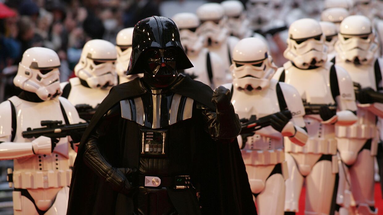 Фанаты Звездных Войн, одетые как Дарт Вейдер и штурмовики на премьере нового эпизода фильма в Лондоне