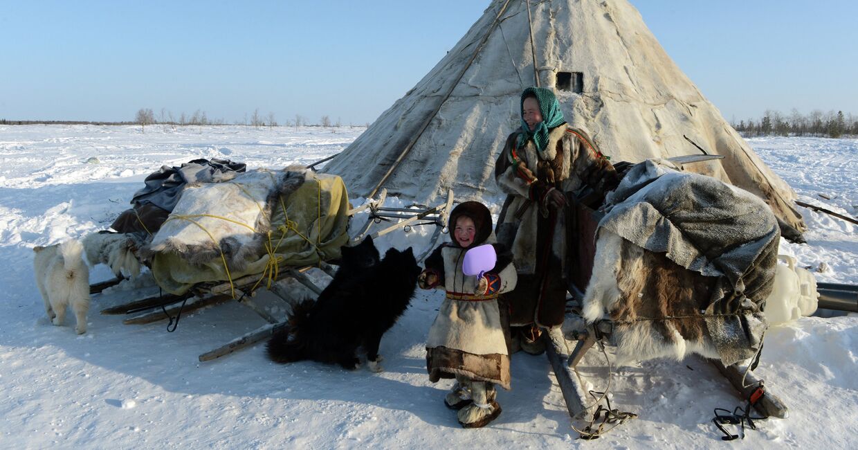 Ольга Вануйто с дочерью Ксенией у чума в стойбище в Надымском районе Ямало-Ненецкого автономного округа