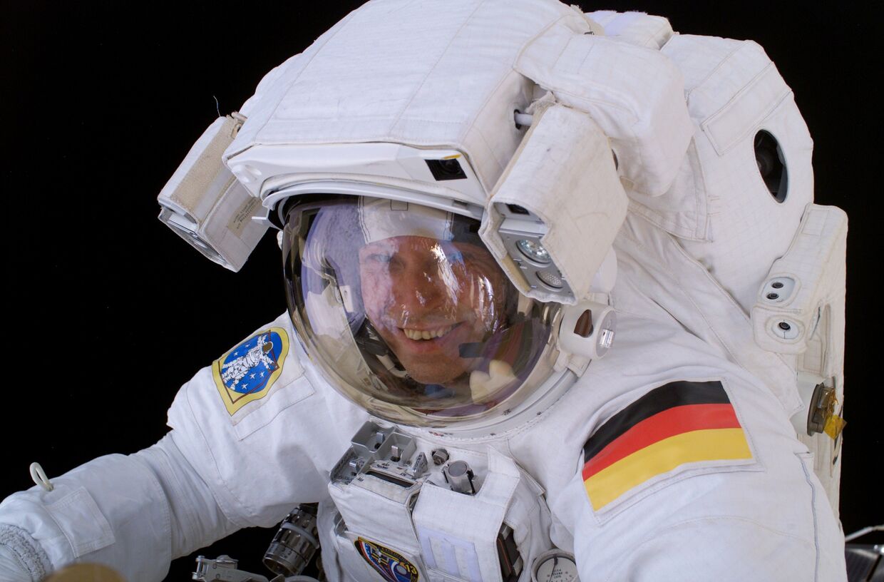 Немецкий астронавт Томас Райтер совершает выход в открытый космос