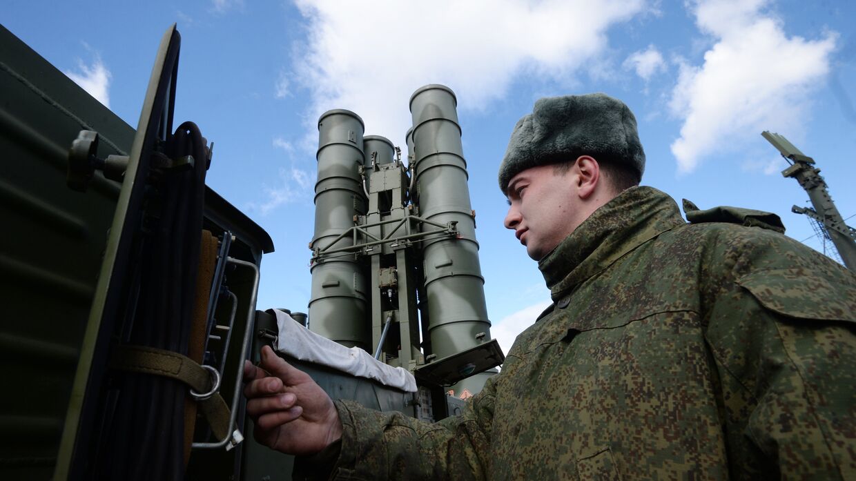 Военнослужащий у зенитного ракетного комплекса (ЗРК) Триумф С-400