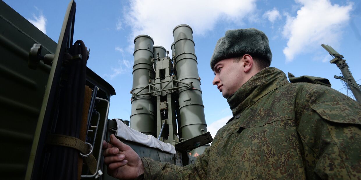 Военнослужащий у зенитного ракетного комплекса (ЗРК) Триумф С-400